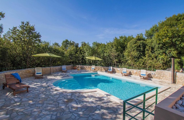 Villa Marina, Spacious 4 Bedroom Villa with Access to Two Shared Pools