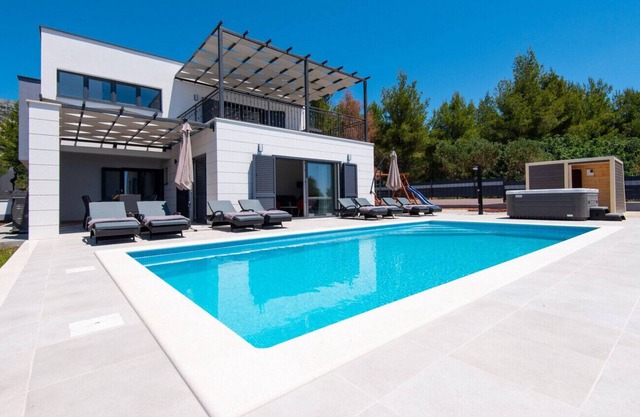 Villa Maslina - For bedroom villa with outdoor pool