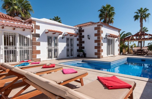 Villa Maya. Attractive 4 Bedroom Villa. Private Heated Pool. Callao Salvaje.