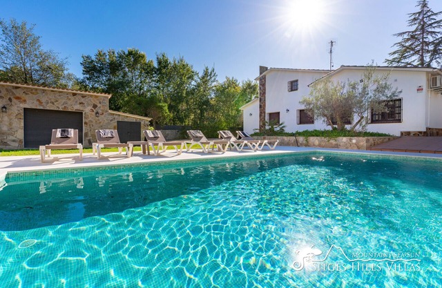Villa Mediterranea -Large Garden, Pool and Hot tub