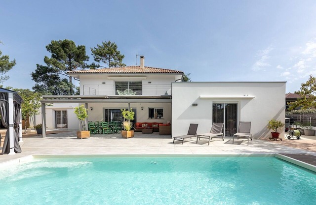 VILLA MIMIZAN PLAGE, 5 BEDROOMS, 10 PERSONS, SWIMMING POOL, JACCUZI, 300 m away