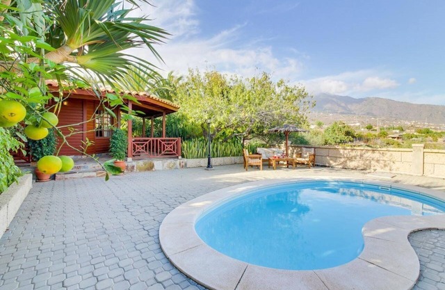 Villa Mimosa, mountain views, pool, fast Wi-Fi, garden and terrace; parking available