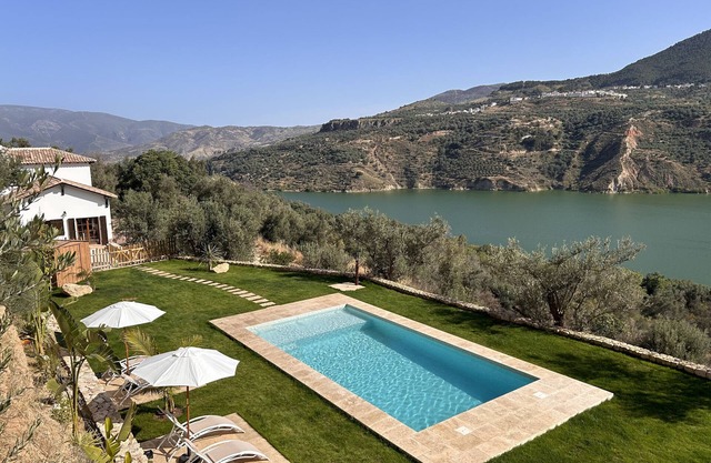 Villa 'Mirador Del Lago' with Lake View, Wi-Fi and Air Conditioning