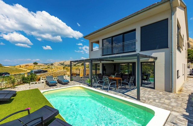 Villa mit Salzwasser Pool und Meeresblick, Strandnah