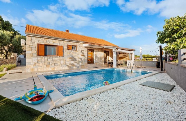Villa Niko - Two Bedroom Villa, Sleeps 6