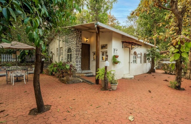Villa Noa, Palghar by Ebony Stays | Private 1BHK with Pool & Garden