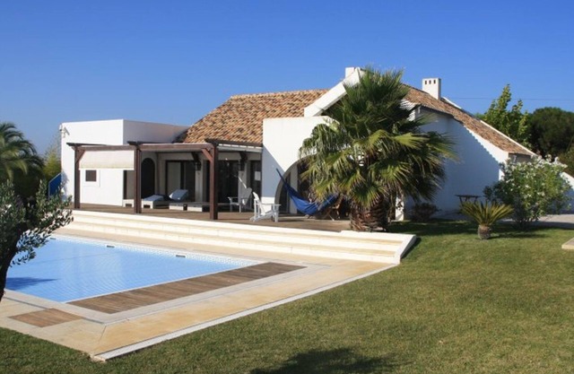 Villa Oasis Azul - beautiful villa with heated private pool, short walk to all.