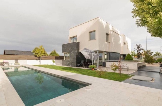 Villa Oasis in Madrid for 6, private pool and barbecue 20min from the capital city