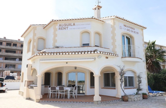 Villa on the beach with private pool - holaVivienda Inmobiliaria