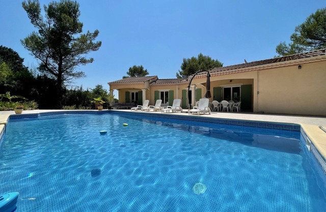 Villa on the heights of Nîmes in full scrubland