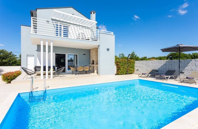 Villa Ovis - Three Bedroom Villa, Sleeps 8