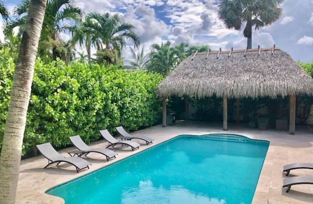 Villa Palma: Hollywood Beach Walk-Private Pool & Tiki Hut-October November Deal