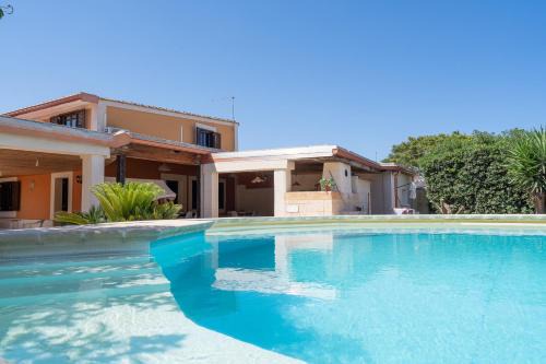 Villa piscina a due passi dal mare