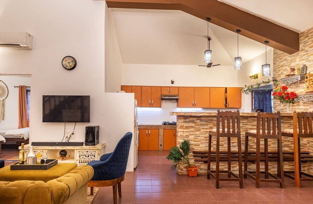 Villa Pura Vida, tranquil & quaint villa with private pool in party Central Goa