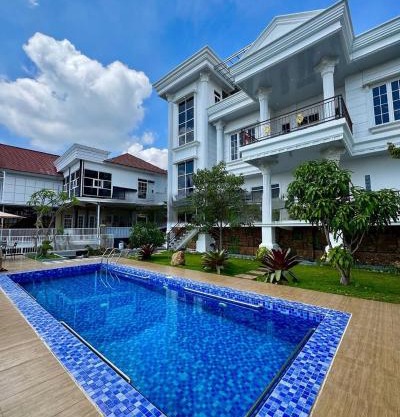 Villa putih 10 kamar