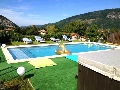 Villa raffinée à Foix avec piscine privée et jacuzzi