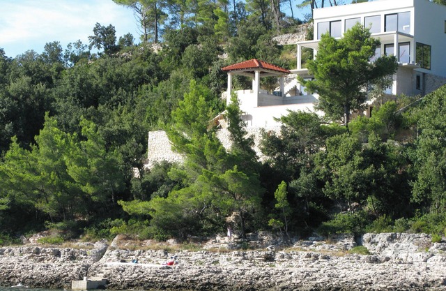 Villa Rasoha, right by the sea, a beautiful beach bay, peace, privacynn