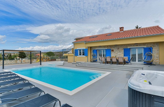 Villa RE with heated pool and spa