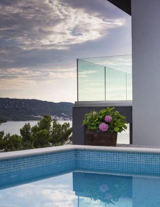 Villa Regina with heated pool and sea view