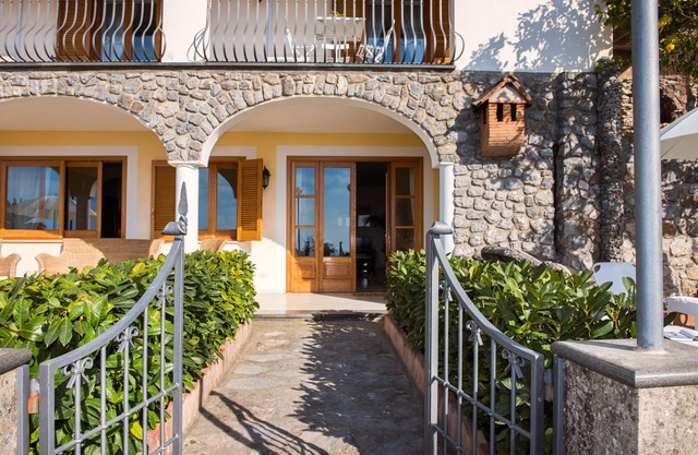 Villa Savina - Elegant Family Villa Overlooks Amalfi Coast