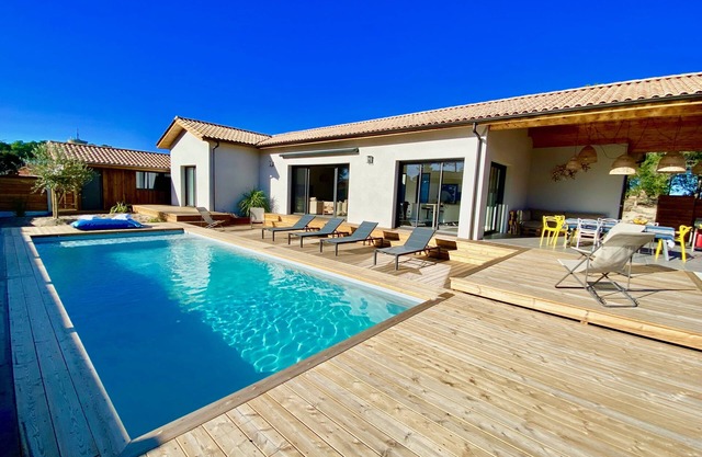 Villa sleeps 10 with heated pool ideally located