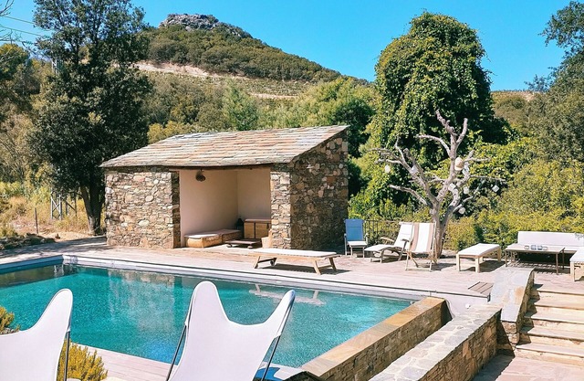 Villa spacious and quiet, in the village, large garden, 10mn from beaches