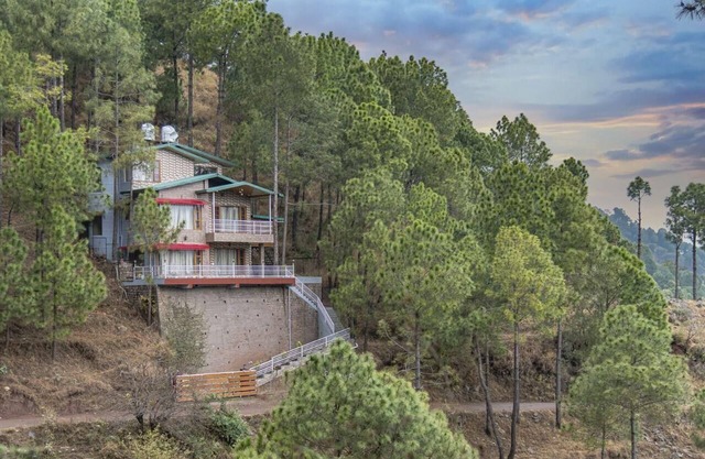 Villa Sparklewoods ,Nestled in the heart of Himachal’s lush greenery,!