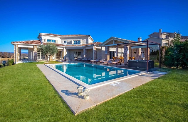 Villa Star in Bajkini with swimming pool and jacuzzi