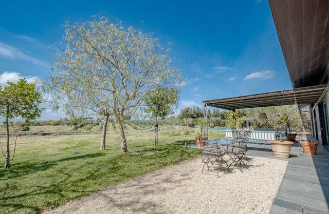 Villa surrounded by greenery with swimming pool and tennis - 10 minutes from the beach