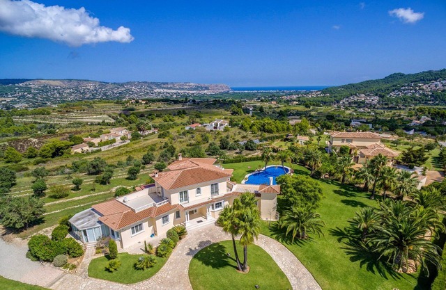 Villa Tarraula by Villa Plus