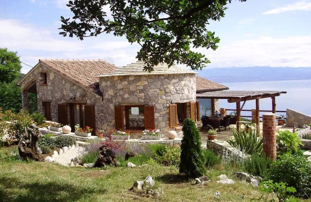 Villa Tramontana - Stone villa with pool & sea views just a few minutes' drive from the beach