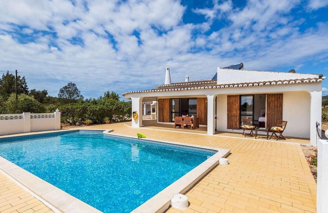 Villa Tranquila is an amazing traditional Portuguese property in a quiet residential area just outsi