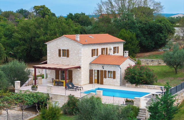 Villa Veronika Rebići with swimming pool 2 km from the beach