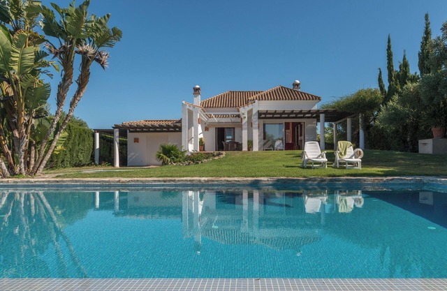 Villa Violeta with pool, garden and Wi-Fi