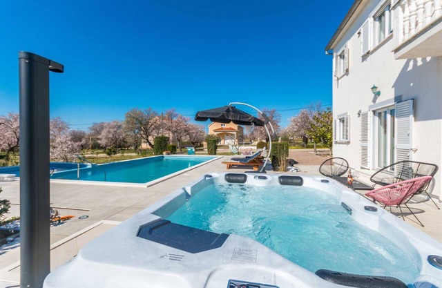 Villa Vito with large pool, jacuzzi and children's pool