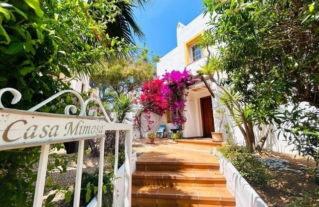 Villa with private pool and sea view from 1st floor, 5 mins walk to beach