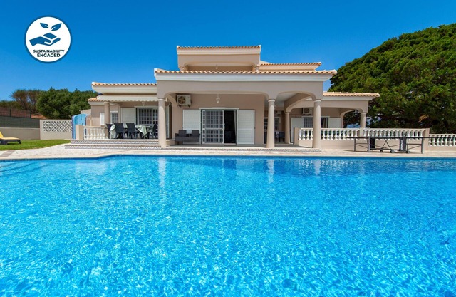 Villa w/heatable pool & BBQ, Albufeira