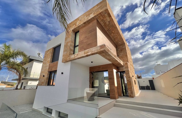 Villa with private pool a few meters from the beach.