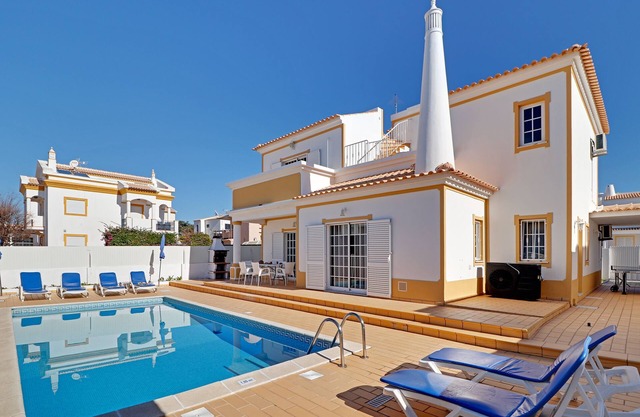Villa with 3 Bedrooms and private Pool in Galé Beach