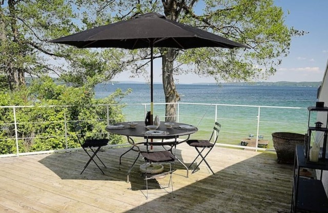 Villa With Direct Lake Access