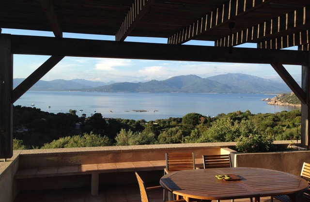 Villa with swimming pool, 10 mn walk from the beach, exceptional sea view