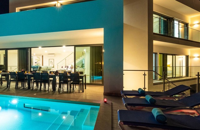 Villa with heatable pool, 2 XL jacuzzis & BBQ