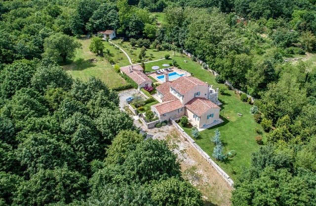 Villa with heated pool for 8 persons