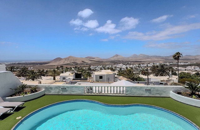 Villa with pool and breathtaking views of the entire island of Lanzarote!