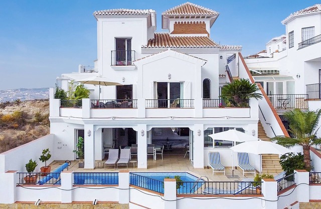 Villa with pool and stunning free view on sea and mountains