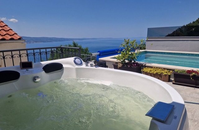 Villa with pool and beautiful sea views
