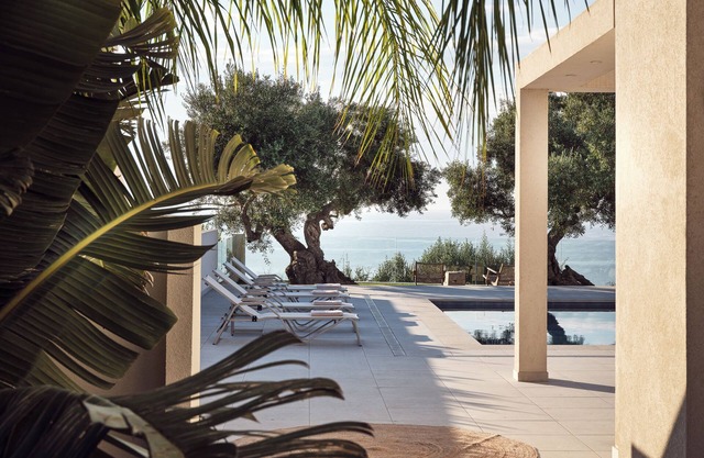 Villa with pool on the edge of the hill