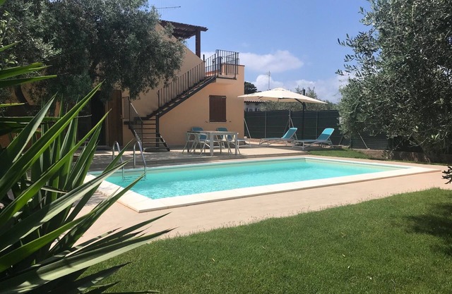 Villa with pool surrounded by olive groves. With sea view.Casa in campagna.