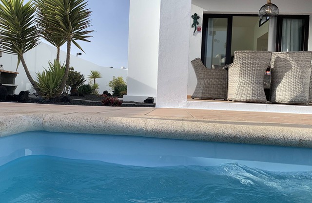 Villa with Private Electric/Solar Panel Heated Pool, Wi-fi in Playa Blanca