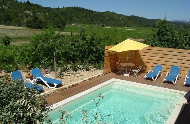 Villa with private heated pool , in the vineyard, 25 km away from the sea
